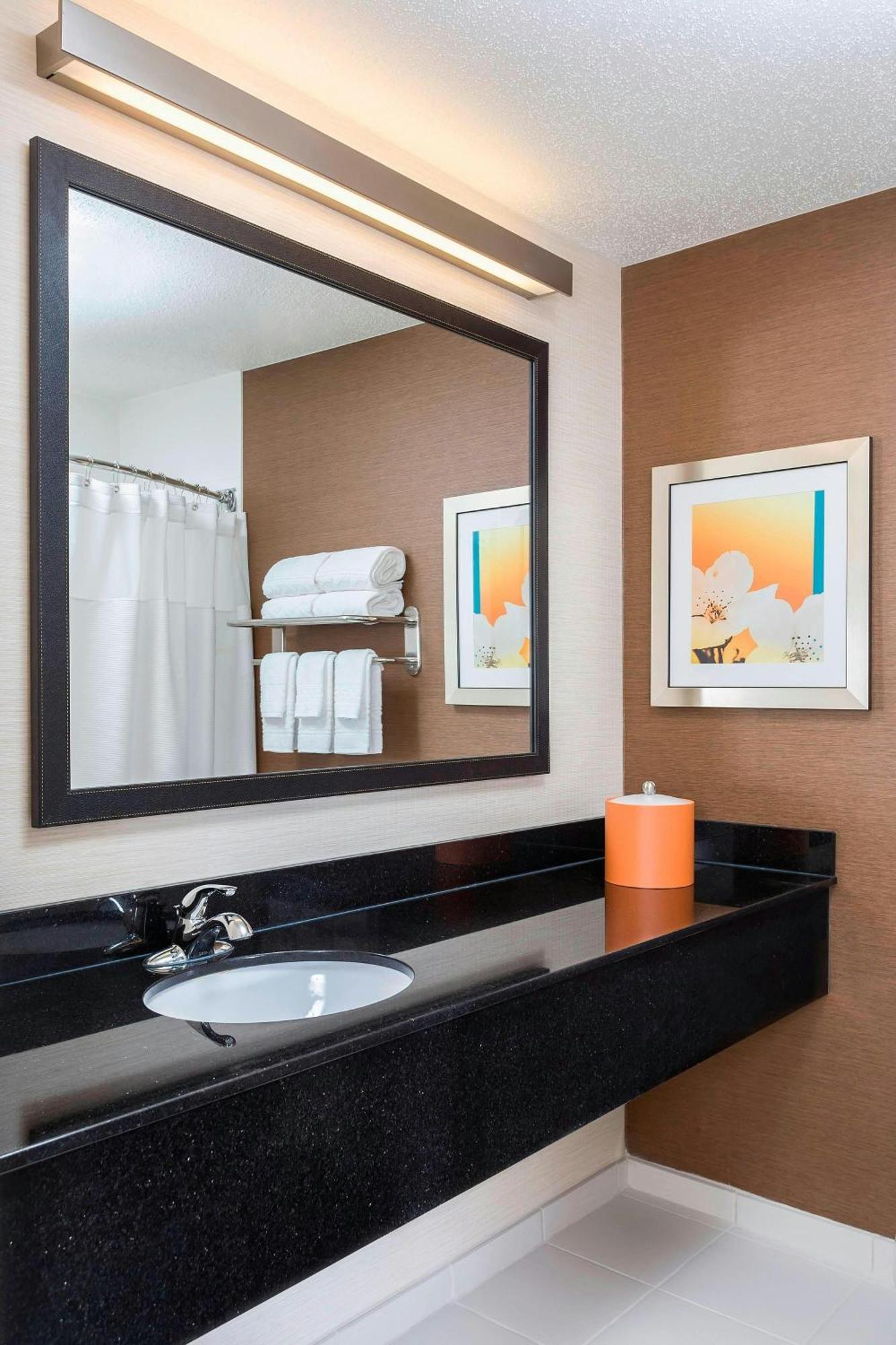 Fairfield Inn & Suites Dallas Park Central Ngoại thất bức ảnh